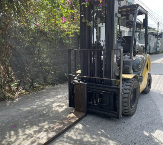 Thanh lý xe nâng Komatsu 3 tấn xăng ga.