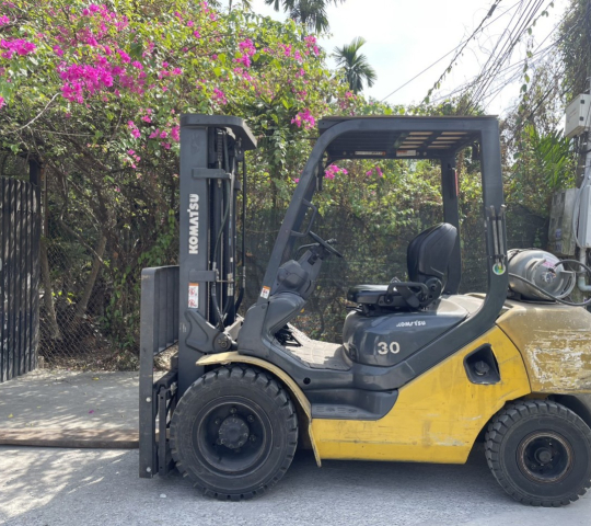 Thanh lý xe nâng Komatsu 3 tấn xăng ga.